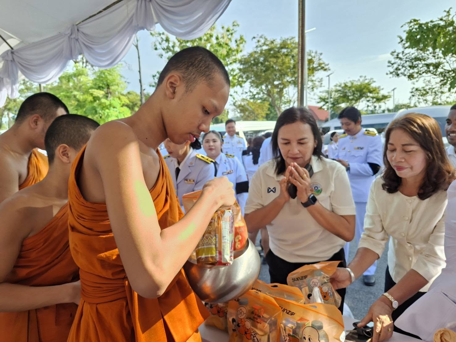 title - พิธีสวดพระพุทธมนต์ ทำบุญตักบาตร ถวายเป็นพระราชกุศล และพิธีวางพวงมาลา เนื่องในวันคล้ายวันสวรรคต พระบาทสมเด็จพระบรมชนกาธิเบศร มหาภูมิพลอดุลยเดชมหาราช บรมนาถบพิตร “วันนวมินทรมหาราช” ประจำปี 2569